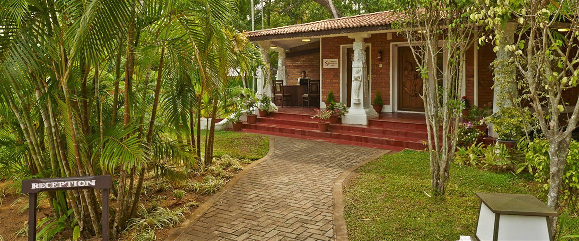 Hotel Club Mahindra Ashtamudi Nīndakara Exterior foto